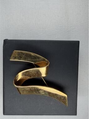 Monet Gold Tone Ribbon Swirl Brooch Pin